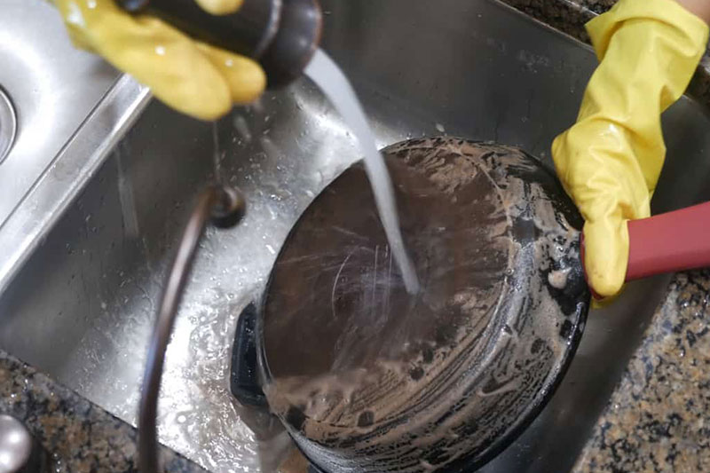 /uploads/article/1401-08/the solution to cleaning a burnt Teflon pot.jpg